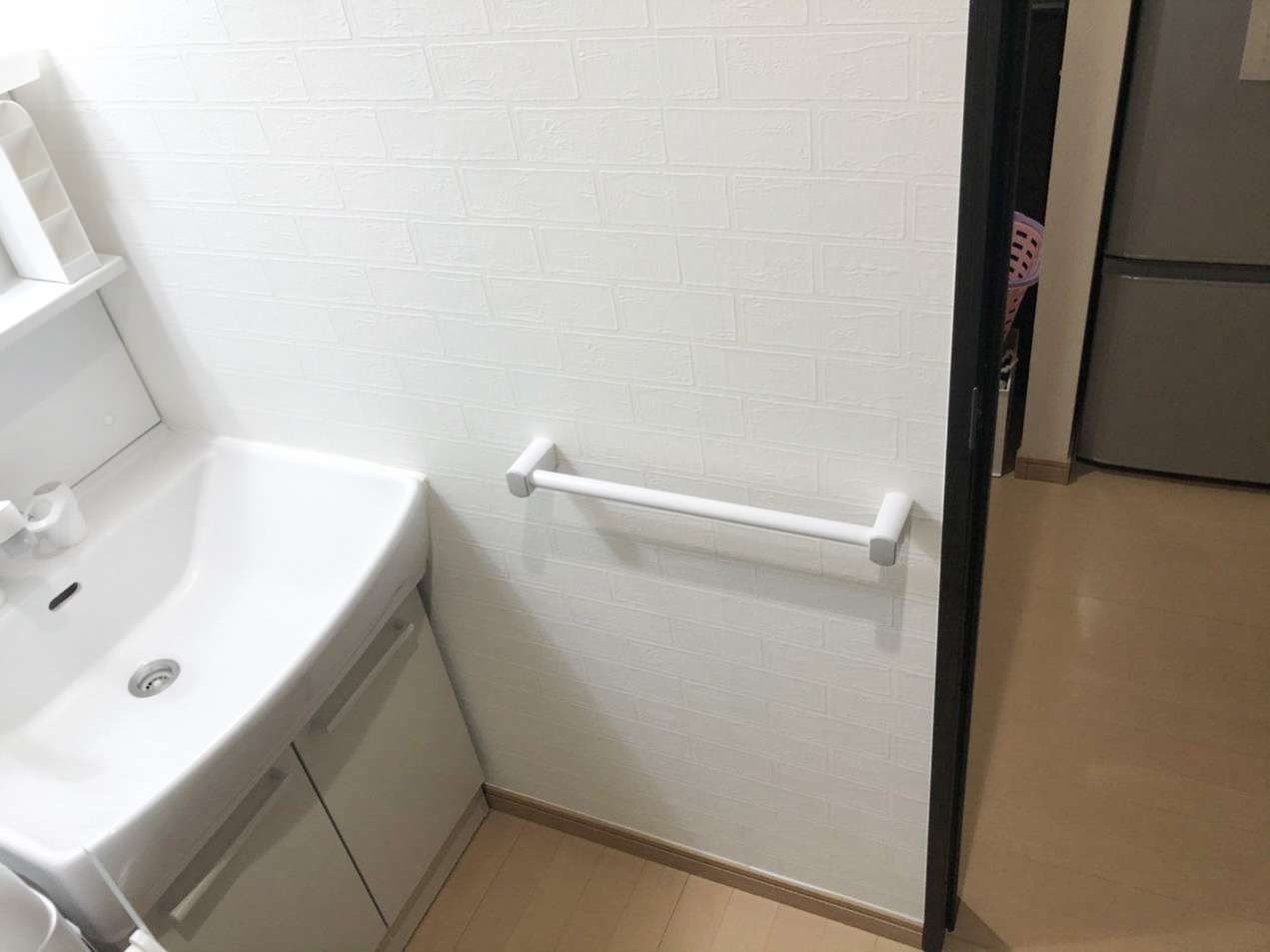 タオル掛け位置変更＆洗面台横のみクロス貼替　習志野市