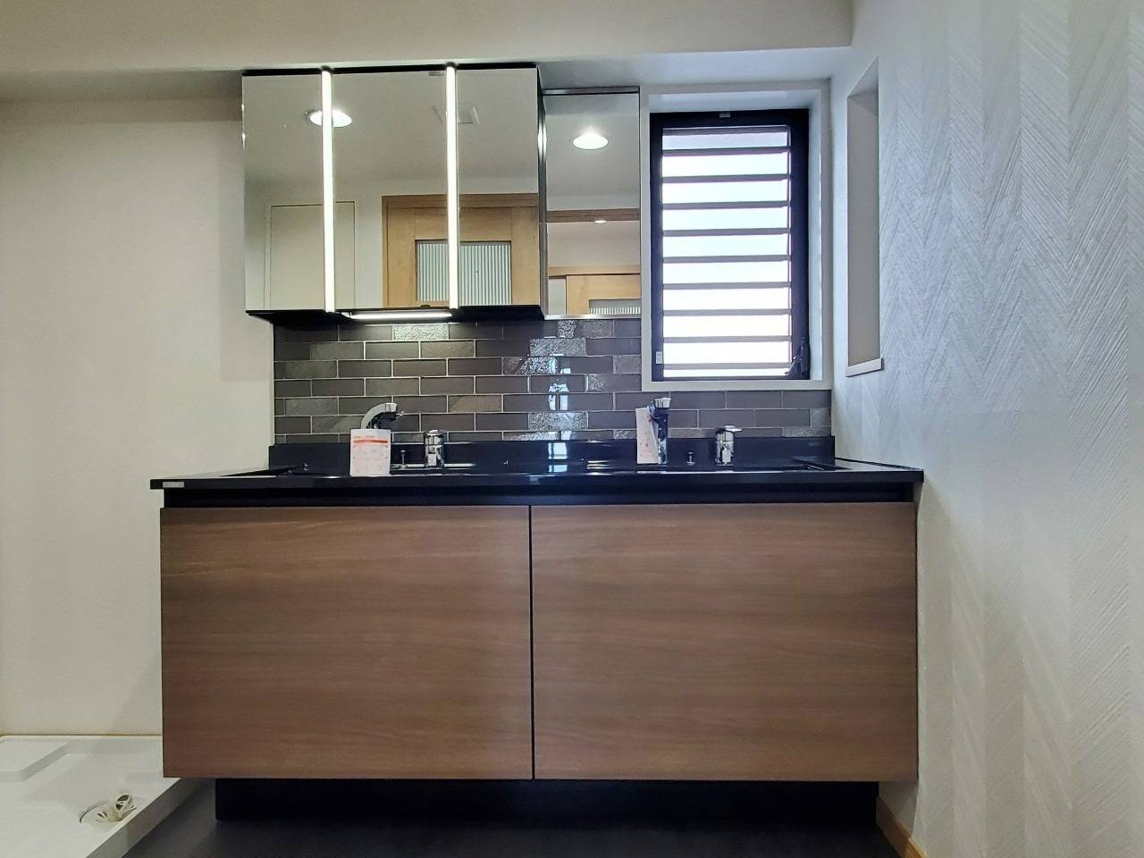 【LIXILルミシス × ガラスタイル】人気のブラック×ブラウンでつくる高級洗面台リフォーム｜ゆうきホーム株式会社（習志野市・船橋市・八千代市・千葉市）